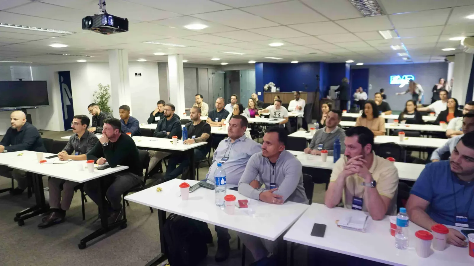 Turma de alunos da B7 em bootcamp presencial