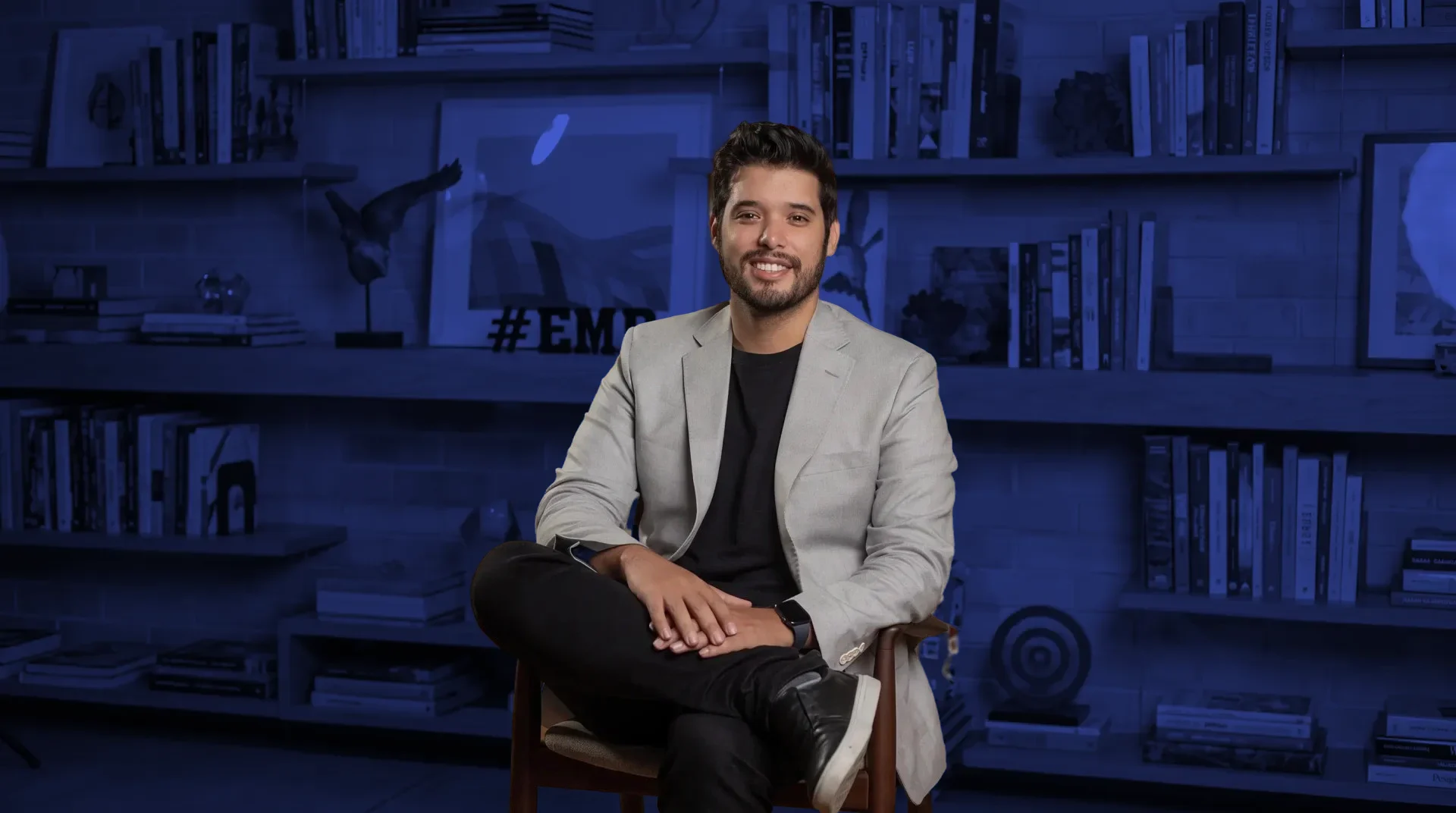 Fabio Louzada no estúdio da B7 eu me banco